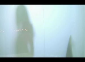 Молодая сексуально мастурбирует свою пухлую писюху